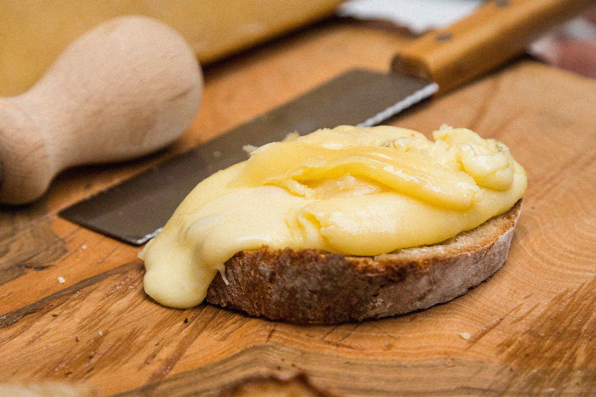 ¿Cómo preparar y acompañar una buena raclette?