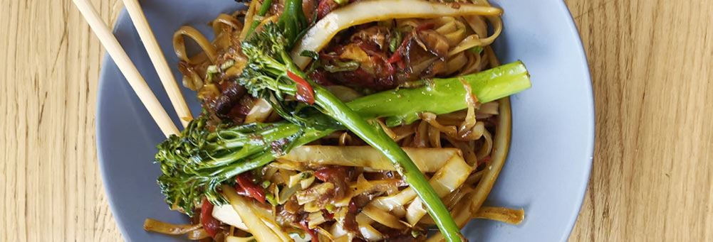 Com cuinar uns fideus d’arròs amb verdures i xiitake