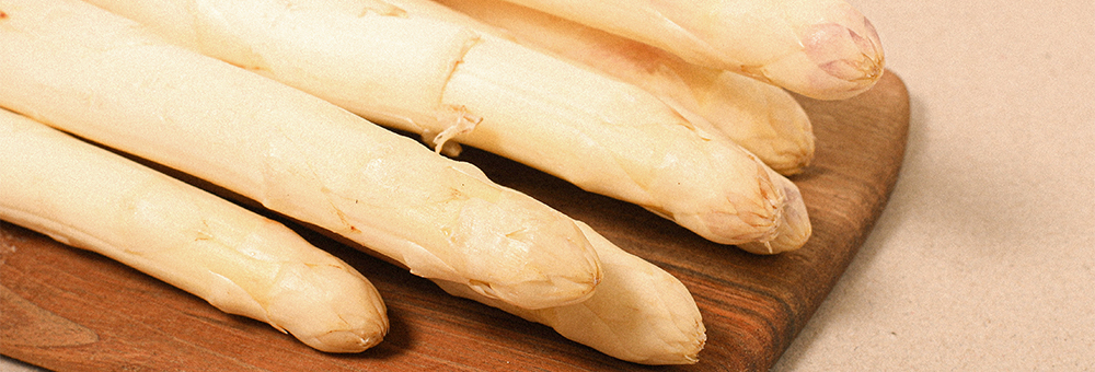 Espàrrecs blancs, una hortalissa que creix sota terra