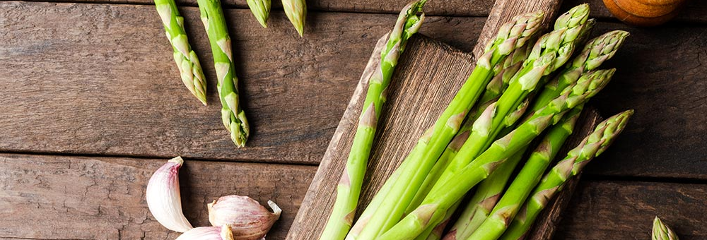 ¿Sabes cómo limpiar y comer los espárragos verdes?