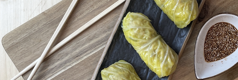 Endinsa’t a la cuina asiàtica amb aquests rotlles de col