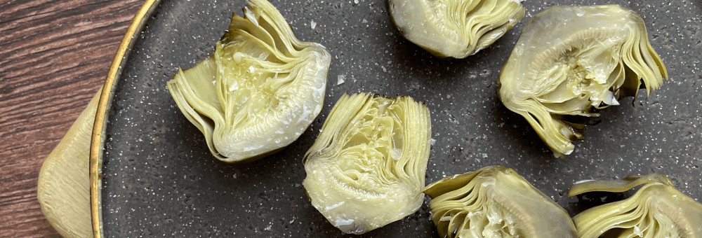 Cors de carxofa confitats amb parmesà per llepar-se’n els dits