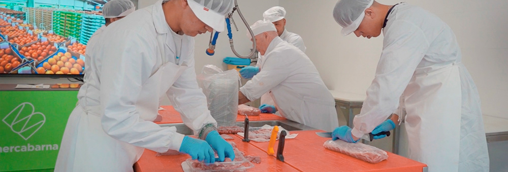 Impulsem, juntament amb Mercabarna i EDUVIC, un programa d’FP Dual Ocupacional en carnisseria per a la inserció laboral de joves en risc