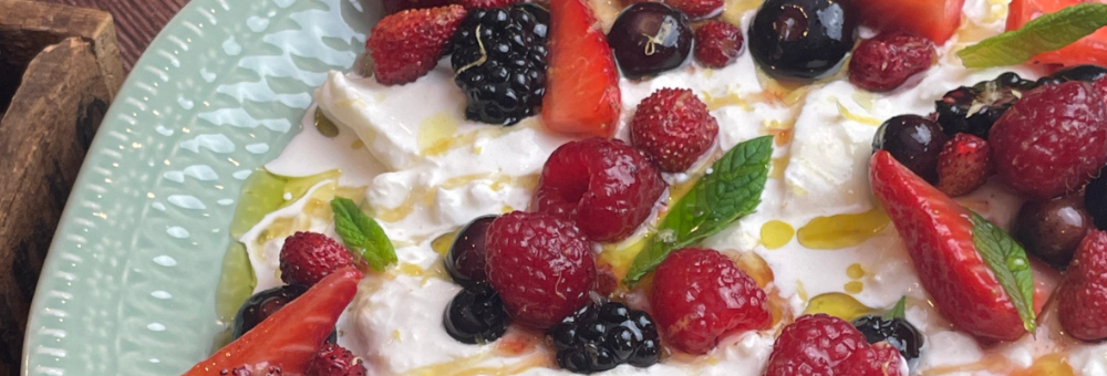 ¡Burrata con frutos rojos, miel y menta en 10 minutos!