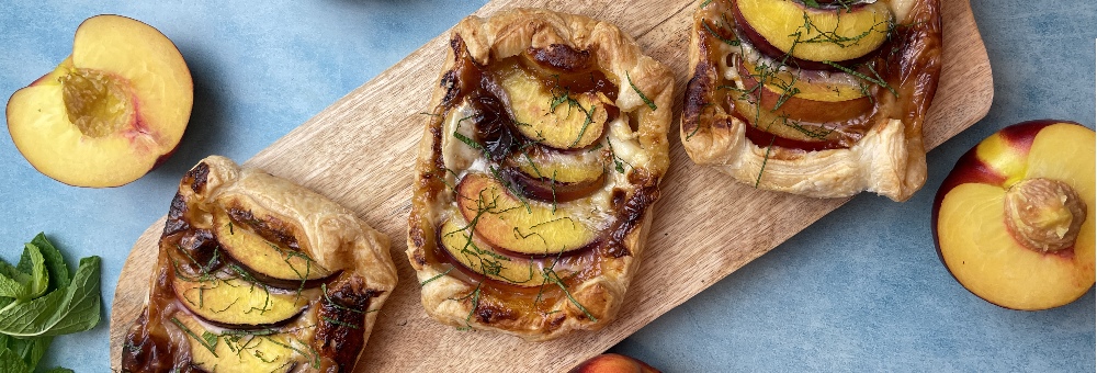 Cassoletes de nectarina i camembert