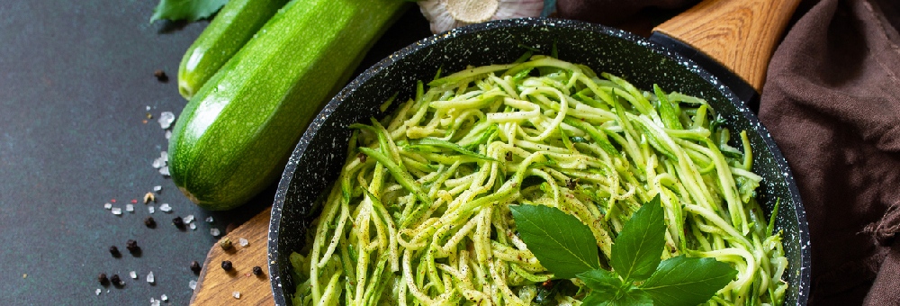 Espaguetis de calabacín con pesto, una receta alternativa a la pasta