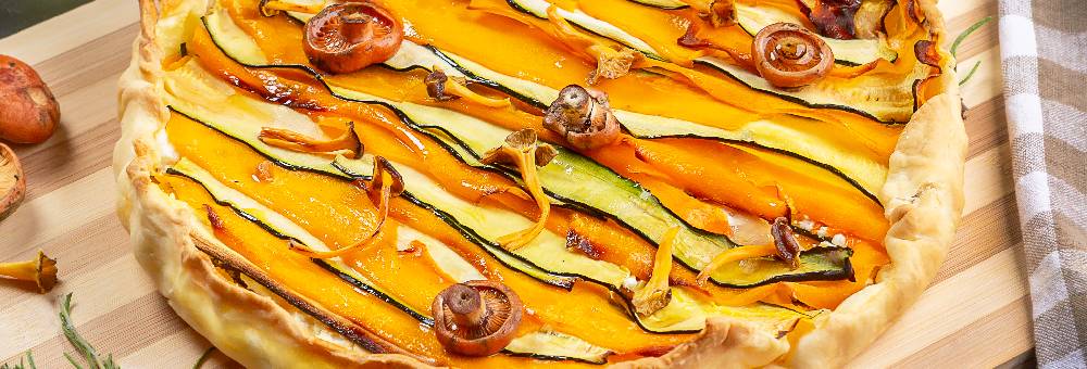 Coca de calabaza con setas y queso feta. ¡Una receta de otoño fácil de preparar y muy sabrosa!