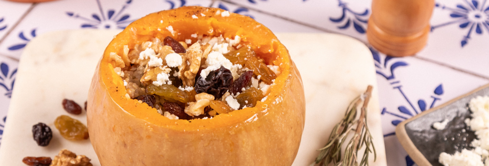 Calabaza al horno rellena de quinoa, frutos secos y queso feta: ¡una receta de temporada llena de sabor!